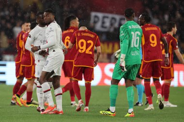 Roma, İtalya 18.04.2024: Milan 'dan Rafael Leao, UEFA Avrupa Ligi 2023-2024 çeyrek final karşılaşmasında Roma' daki Olimpiyat Stadyumu 'nda AS Roman AC Milan ile AC Milan arasında oynanan futbol karşılaşmasında Romanların Leandro Paredes' e karşı arkadan tekme attı..