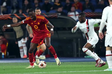 Roma, İtalya 18.04.2024: Roma 'dan Tammy Abraham, UEFA Avrupa Ligi 2023-2024 çeyrek final karşılaşmasında Milan' dan Fikayo Tomori, Roma 'daki Olimpiyat Stadyumu' nda AS Roma ve AC Milan arasındaki futbol karşılaşması.