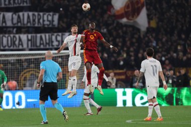 Roma, İtalya 18.04.2024: Milan Gabbia, UEFA Avrupa Ligi 2023-2024 sezonunda Roma 'dan Tammy Abraham, Roma' daki Olimpiyat Stadyumu 'nda AS Roman ve AC Milan arasında oynanan çeyrek final maçı..