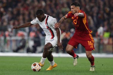 Roma, İtalya 18.04.2024: Milan 'dan Yumus Musah, UEFA Avrupa Ligi 2023-2024 çeyrek final karşılaşmasında Romanlardan Leandro Paredes, Roma' daki Olimpiyat Stadyumu 'nda AS Roman ve AC Milan arasındaki futbol karşılaşması.