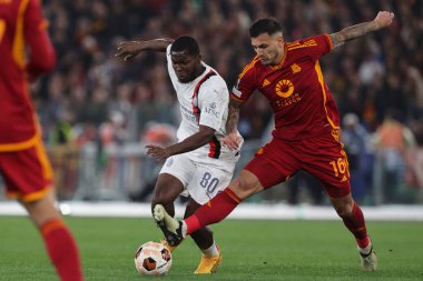 Roma, İtalya 18.04.2024: Milan 'dan Yumus Musah, UEFA Avrupa Ligi 2023-2024 çeyrek final karşılaşmasında Romanlardan Leandro Paredes, Roma' daki Olimpiyat Stadyumu 'nda AS Roman ve AC Milan arasındaki futbol karşılaşması.
