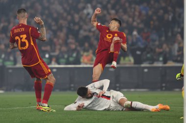 Roma, İtalya 18.04.2024: Milan 'dan Olivier Giroud, UEFA Avrupa Ligi 2023-2024 çeyrek final karşılaşmasında Roman Stephan El Shaarawy, Roma' daki Olimpiyat Stadyumu 'nda AS Roman - AC Milan arasındaki futbol karşılaşması.