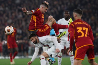 Roma, İtalya 18.04.2024: Romanlardan Gianluca Mancini, UEFA Avrupa Ligi 2023-2024 çeyrek final karşılaşmasında Milan 'dan Olivier Giroud, Roma' daki Olimpiyat Stadyumu 'nda AS Romanlar ve AC Milan arasındaki futbol karşılaşması.