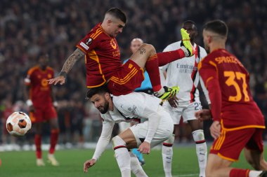 Roma, İtalya 18.04.2024: Romanlardan Gianluca Mancini, UEFA Avrupa Ligi 2023-2024 çeyrek final karşılaşmasında Milan 'dan Olivier Giroud, Roma' daki Olimpiyat Stadyumu 'nda AS Romanlar ve AC Milan arasındaki futbol karşılaşması.