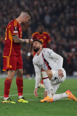 Roma, İtalya 18.04.2024: Romanlardan Gianluca Mancini, UEFA Avrupa Ligi 2023-2024 çeyrek final karşılaşmasında Milan 'dan Olivier Giroud, Roma' daki Olimpiyat Stadyumu 'nda AS Romanlar ve AC Milan arasındaki futbol karşılaşması.