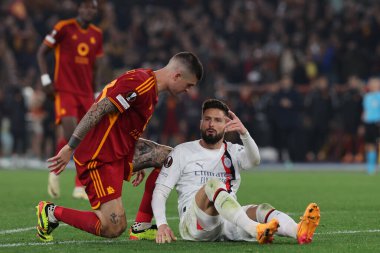 Roma, İtalya 18.04.2024: Romanlardan Gianluca Mancini, UEFA Avrupa Ligi 2023-2024 çeyrek final karşılaşmasında Milan 'dan Olivier Giroud, Roma' daki Olimpiyat Stadyumu 'nda AS Romanlar ve AC Milan arasındaki futbol karşılaşması.