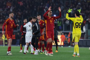 Roma, İtalya 18.04.2024: Roman oyuncular UEFA Avrupa Ligi 2023-2024 çeyrek final karşılaşmasında Roma 'daki Olimpiyat Stadyumu' nda AS Romanlar ve AC Milan arasındaki zaferi kutladılar..