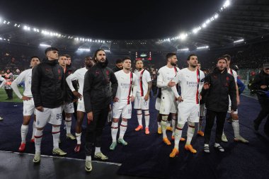 Roma, İtalya 18.04.2024: UEFA Avrupa Ligi 2023-2024 çeyrek final karşılaşması sonrasında taraftarların tribünü altındaki Milan oyuncuları, AS Roma ile AC Milan arasında Roma Olimpiyat Stadyumu 'nda oynanan karşılaşma..