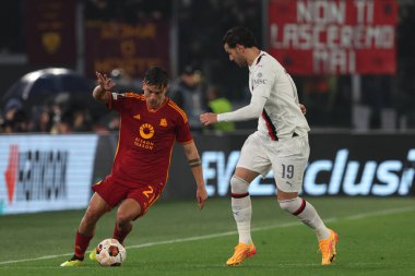 Roma, İtalya 18.04.2024: Romanlardan Paulo Dybala, UEFA Avrupa Ligi 2023-2024 çeyrek final karşılaşmasında Milan 'dan Theo Hernandez, Roma' daki Olimpiyat Stadyumu 'nda AS Roma ve AC Milan arasındaki futbol karşılaşması.