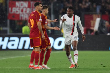 Roma, İtalya 18.04.2024: Milan 'dan Rafael Leao UEFA Avrupa Ligi 2023-2024 çeyrek final karşılaşmasında Romanyalı Leandro Paredes ile Roma Olimpiyat Stadyumu' nda AS Roman - AC Milan arasındaki futbol karşılaşmasını protesto etti.