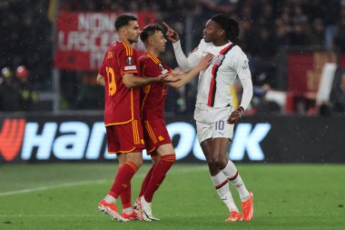Roma, İtalya 18.04.2024: Milan 'dan Rafael Leao UEFA Avrupa Ligi 2023-2024 çeyrek final karşılaşmasında Romanyalı Leandro Paredes ile Roma Olimpiyat Stadyumu' nda AS Roman - AC Milan arasındaki futbol karşılaşmasını protesto etti.
