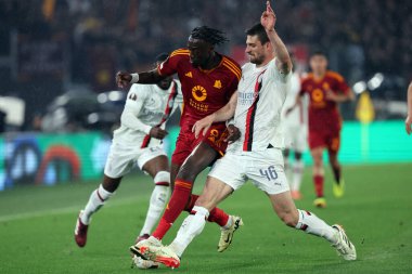 Roma, İtalya 18.04.2024: Roma 'dan Tammy Abraham, 2023-2024 UEFA Avrupa Ligi çeyrek final karşılaşmasında Milan' dan Gabbia, Roma 'daki Olimpiyat Stadyumu' nda AS Roma ve AC Milan arasındaki futbol karşılaşması.