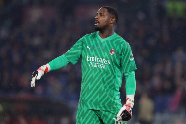 Roma, İtalya 18.04.2024: UEFA Avrupa Ligi 2023-2024 sezonunda Milano 'dan Mike Maignan, çeyrek final, AS Roma ile AC Milan arasında Roma Olimpiyat Stadyumu' nda oynanan futbol karşılaşması.