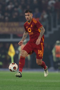 Roma, İtalya 18.04.2024: UEFA Avrupa Ligi 2023-2024 çeyrek final karşılaşmasında Roma 'dan Leandro Paredes, Roma' daki Olimpiyat Stadyumu 'nda AS Roman ve AC Milan arasındaki futbol karşılaşması.