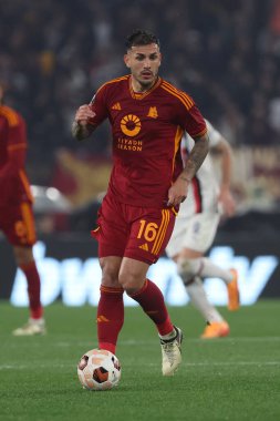 Roma, İtalya 18.04.2024: UEFA Avrupa Ligi 2023-2024 çeyrek final karşılaşmasında Roma 'dan Leandro Paredes, Roma' daki Olimpiyat Stadyumu 'nda AS Roman ve AC Milan arasındaki futbol karşılaşması.