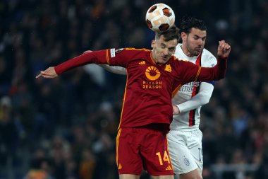 Roma, İtalya 18.04.2024: Milan 'dan Diego Llorente UEFA Avrupa Ligi 2023-2024 çeyrek final karşılaşmasında Roma' daki Olimpiyat Stadyumu 'nda AS Roma ile AC Milan arasında oynanan futbol karşılaşmasında Milan' lı Theo Hernandez.