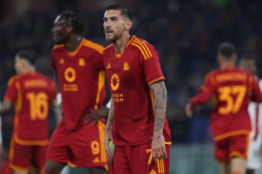 Roma, İtalya 18.04.2024: UEFA Avrupa Ligi 2023-2024 sezonunda Romanlardan Lorenzo Pellegrini, çeyrek final, AS Romanlar ve AC Milan arasında Roma Olimpiyat Stadyumu 'nda oynanan futbol karşılaşması.