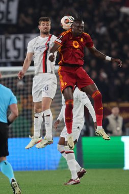 Roma, İtalya 18.04.2024: Milan Gabbia, UEFA Avrupa Ligi 2023-2024 sezonunda Roma 'dan Tammy Abraham, Roma' daki Olimpiyat Stadyumu 'nda AS Roman ve AC Milan arasında oynanan çeyrek final maçı..