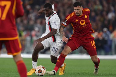 Roma, İtalya 18.04.2024: Milan 'dan Rafael Leao, UEFA Avrupa Ligi 2023-2024 çeyrek final karşılaşmasında Roma' dan Leandro Paredes, Roma 'daki Olimpiyat Stadyumu' nda AS Roman - AC Milan arasındaki futbol karşılaşması.