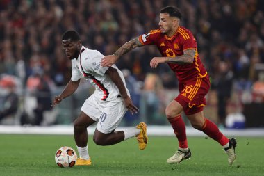 Roma, İtalya 18.04.2024: Milan 'dan Rafael Leao, UEFA Avrupa Ligi 2023-2024 çeyrek final karşılaşmasında Roma' dan Leandro Paredes, Roma 'daki Olimpiyat Stadyumu' nda AS Roman - AC Milan arasındaki futbol karşılaşması.