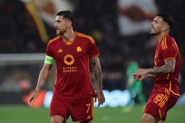 Roma, İtalya 18.04.2024: Romanlardan Lorenzo Pellegrini, UEFA Avrupa Ligi 2023-2024 çeyrek final karşılaşmasında Romanlardan Leandro Paredes, Roma 'daki Olimpiyat Stadyumu' nda AS Roman - AC Milan arasındaki futbol karşılaşması.