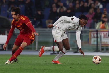 Roma, İtalya 18.04.2024: Roma 'dan Chris Smalling, UEFA Avrupa Ligi 2023-2024' te Milan 'dan Rafael Leao, çeyrek final, AS Roma' dan AC Milan 'a karşı Roma Olimpiyat Stadyumu' nda oynanan futbol karşılaşması.