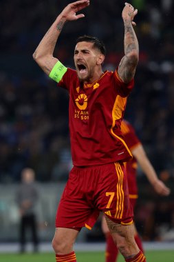 Roma, İtalya 18.04.2024: UEFA Avrupa Ligi 2023-2024 sezonunda Romanlardan Lorenzo Pellegrini, çeyrek final, AS Romanlar ve AC Milan arasında Roma Olimpiyat Stadyumu 'nda oynanan futbol karşılaşması.