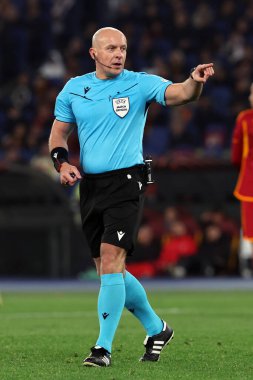 Roma, İtalya 18.04.2024: Szymon Marciniak UEFA Avrupa Ligi 2023-2024 çeyrek final maçında, AS Roman ve AC Milan arasında Roma Olimpiyat Stadyumu 'nda oynanan karşılaşma.