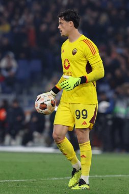 Roma, İtalya 18.04.2024: UEFA Avrupa Ligi 2023-2024 sezonunda Roma 'nın başkenti Roma' daki Olimpiyat Stadyumu 'nda AS Roman ve AC Milan arasında oynanan çeyrek final maçında Roman Svilar of Roma.