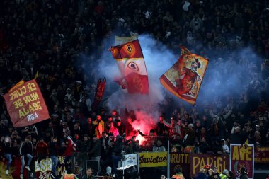 Roma, İtalya 18.04.2024: UEFA Avrupa Ligi 2023-2024 çeyrek final karşılaşmasında Roman taraftarları, AS Roman AC Milan ile Roma 'daki Olimpiyat Stadyumu' nda oynanan karşılaşma..