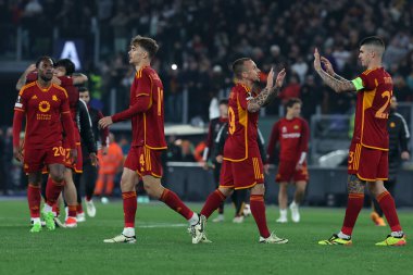 Roma, İtalya 18.04.2024: Roman oyuncular UEFA Avrupa Ligi 2023-2024 çeyrek final karşılaşmasında Roma 'daki Olimpiyat Stadyumu' nda AS Romanlar ve AC Milan arasındaki zaferi kutladılar..