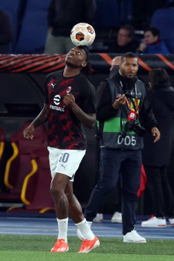 Roma, İtalya 18.04.2024: Milan 'dan Rafael Leao, UEFA Avrupa Ligi 2023-2024 çeyrek final karşılaşmasında ısındı, AS Roman ve AC Milan arasında Roma Olimpiyat Stadyumu' nda oynanan karşılaşma..