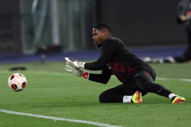 Roma, İtalya 18.04.2024: UEFA Avrupa Ligi 2023-2024 sezonunda Milano 'dan Mike Maignan, çeyrek final, AS Roma ile AC Milan arasında Roma Olimpiyat Stadyumu' nda oynanan futbol karşılaşması.