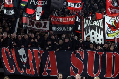 Roma, İtalya 18.04.2024: UEFA Avrupa Ligi 2023-2024 çeyrek final karşılaşmasında Milan taraftarları bayrağı, AS Romanlar ve AC Milan arasında Roma Olimpiyat Stadyumu 'nda oynanan futbol karşılaşması.