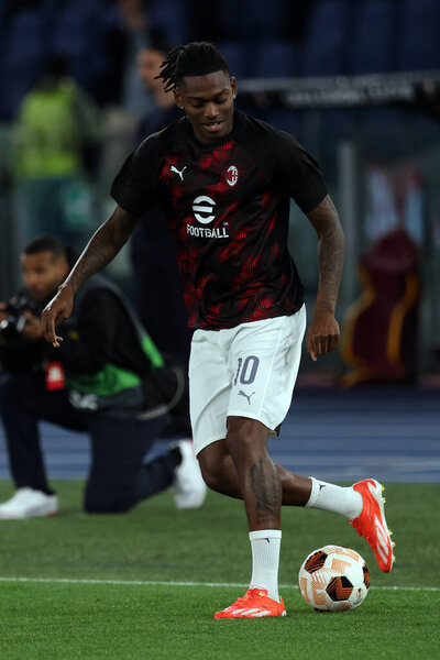 Рим, Италия 18.04.2024: Рафаэль Лио из Милана разминается во время Лиги Европы УЕФА 2023-2024, четвертьфинал, футбольный матч между "Ромой" и "Миланом" на Олимпийском стадионе в Риме.