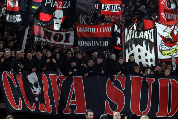 Рим, Италия 18.04.2024: Флаг болельщиков "Милана" во время Лиги Европы УЕФА 2023-2024, четвертьфинал, футбольный матч между "Ромой" и "Миланом" на Олимпийском стадионе в Риме.