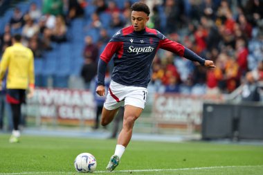 Roma, İtalya 22.04.2024: İtalyan Serie A TIM 2023-2024 futbol karşılaşması öncesinde ısınma turunda Bologna 'lı Dan Ndoye AS ROMA' ya karşı BOLOGNA FC 1909 Roma Olimpiyat Stadyumu 'nda.