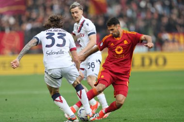 Roma, İtalya 22.04.2024: Bologna 'dan Riccardo Calafiori, Roma' dan Zeki Celik İtalyan Serisi A TIM 2023-2024 futbol karşılaşması derbisi AS ROMA - BOLOGNA FC 1909 Roma Olimpiyat Stadyumu 'nda.