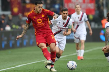 Roma, İtalya 22.04.2024: İtalyan Serisi A TIM 2023-2024 futbol karşılaşması sırasında Romalı Leandro Paredes - AS ROMA - BOLOGNA FC 1909 Roma Olimpiyat Stadyumu.