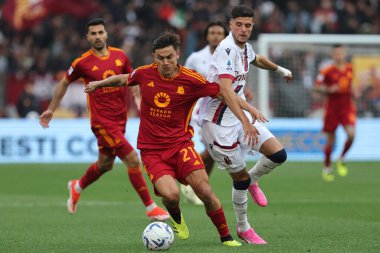 Roma, İtalya 22.04.2024: Roma 'dan Paulo Dybala, İtalya Serisi A TIM 2023-2024 futbol karşılaşması sırasında Bologna' dan Oussama El Azzouzi, Roma 'daki Olimpiyat Stadyumu' nda BOLOGNA FC 1909 'a karşı..