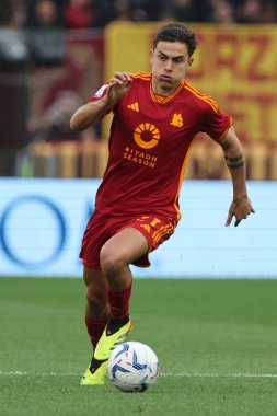 Roma, İtalya 22.04.2024: İtalyan Serie A TIM 2023-2024 futbol karşılaşması sırasında Romanyalı Paulo Dybala AS ROMA 'ya karşı BOLOGNA FC 1909 Roma Olimpiyat Stadyumu' nda.