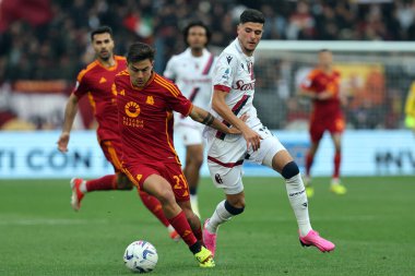Roma, İtalya 22.04.2024: Roma 'dan Paulo Dybala, İtalya Serisi A TIM 2023-2024 futbol karşılaşması sırasında Bologna' dan Oussama El Azzouzi, Roma 'daki Olimpiyat Stadyumu' nda BOLOGNA FC 1909 'a karşı..