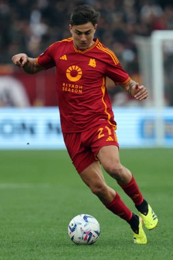 Roma, İtalya 22.04.2024: İtalyan Serie A TIM 2023-2024 futbol karşılaşması sırasında Romanyalı Paulo Dybala AS ROMA 'ya karşı BOLOGNA FC 1909 Roma Olimpiyat Stadyumu' nda.