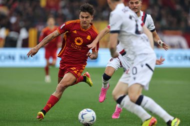 Roma, İtalya 22.04.2024: İtalyan Serie A TIM 2023-2024 futbol karşılaşması sırasında Romanyalı Paulo Dybala AS ROMA 'ya karşı BOLOGNA FC 1909 Roma Olimpiyat Stadyumu' nda.