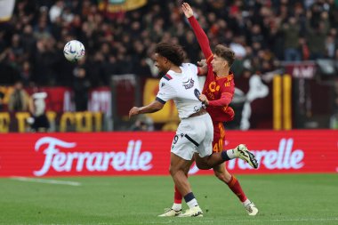 Roma, İtalya 22.04.2024: Bologna 'dan Joshua Zirkzee, Roma' dan Diego Llorente İtalyan Serie A TIM 2023-2024 futbol karşılaşması derbisinde AS ROMA BOLOGNA FC 1909 Roma Olimpiyat Stadyumu 'nda.