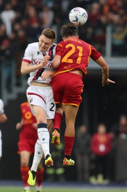 Roma, İtalya 22.04.2024: Bologna 'dan Michel Aebischer, Roma' dan Paulo Dybala İtalyan Serie A TIM 2023-2024 futbol karşılaşması derbisinde AS ROMA BOLOGNA FC 1909 Roma Olimpiyat Stadyumu 'nda.