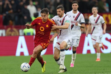 Roma, İtalya 22.04.2024: Romanlı Paulo Dybala, İtalyan Serie A TIM 2023-2024 futbol müsabakasında Bologna 'lı Remo Freuler AS ROMA' ya karşı BOLOGNA FC 1909 Roma Olimpiyat Stadyumu 'nda.