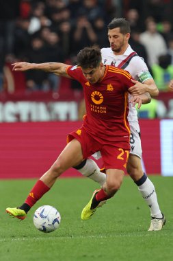 Roma, İtalya 22.04.2024: Romanlı Paulo Dybala, İtalyan Serie A TIM 2023-2024 futbol müsabakasında Bologna 'lı Remo Freuler AS ROMA' ya karşı BOLOGNA FC 1909 Roma Olimpiyat Stadyumu 'nda.