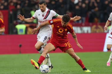 Roma, İtalya 22.04.2024: Romanlı Paulo Dybala, İtalyan Serie A TIM 2023-2024 futbol müsabakasında Bologna 'lı Remo Freuler AS ROMA' ya karşı BOLOGNA FC 1909 Roma Olimpiyat Stadyumu 'nda.