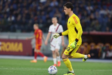 Roma, İtalya 22.04.2024: İtalyan Serisi A TIM 2023-2024 futbol karşılaşması sırasında Mile Svilar of Romanlar AS ROMA - BOLOGNA FC 1909 Roma Olimpiyat Stadyumu.